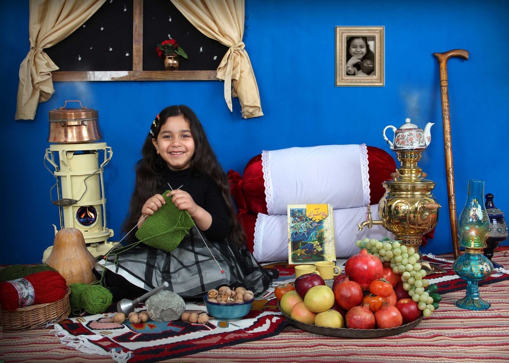 عکس شب چله توس سهراب نعیمی با لباس محلی و قاجاری عکاسی مدارس و مهدکودک دکور شب یلدا دکور آبی