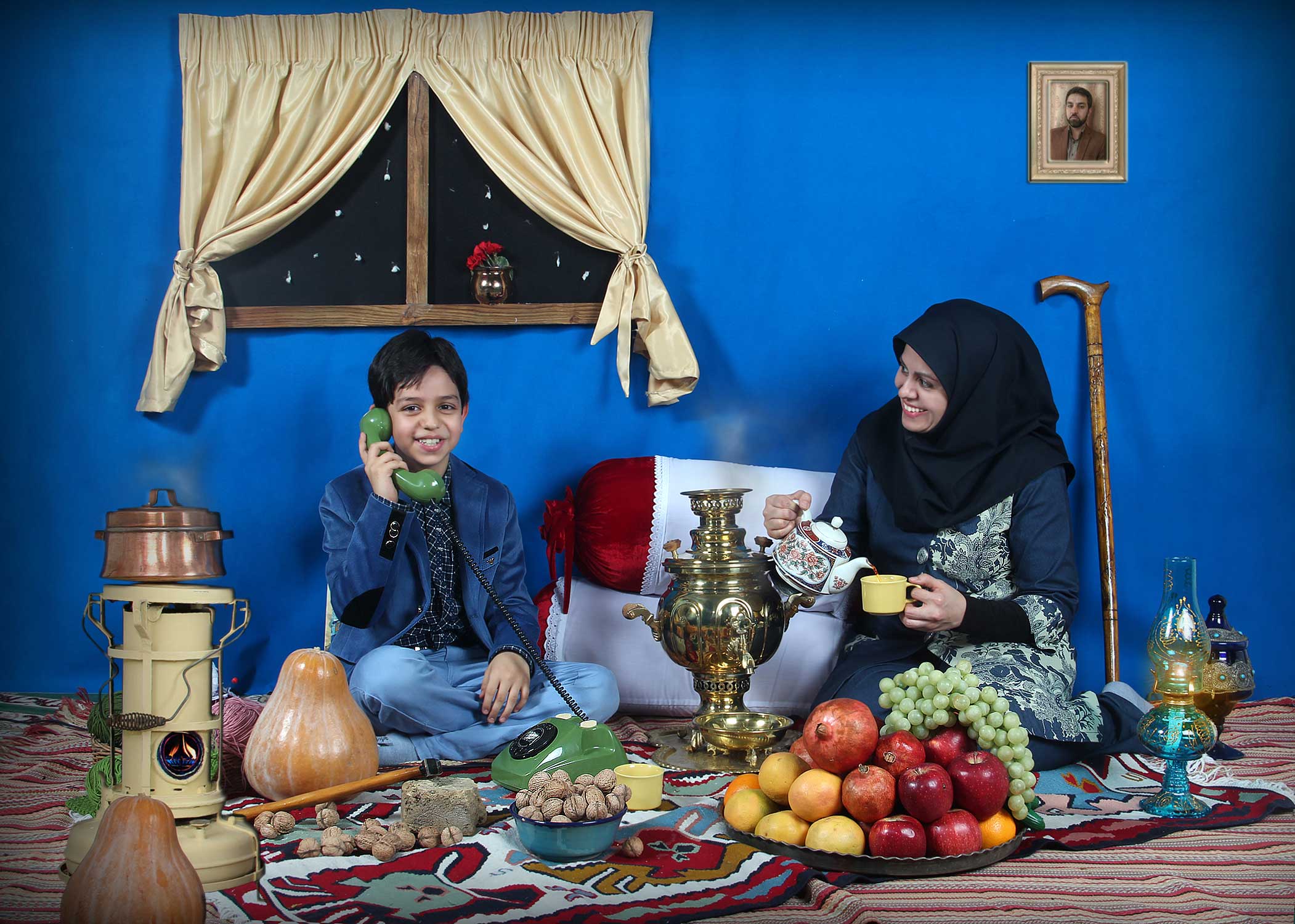 عکس شب چله توس سهراب نعیمی با لباس محلی و قاجاری عکاسی مدارس و مهدکودک دکور شب یلدا دکور آبی
